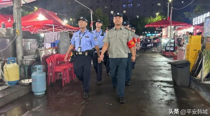 韓城公安民警在夜市巡邏。