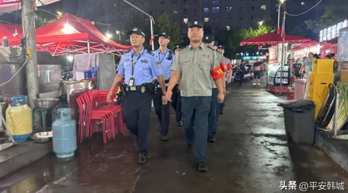 韩城公安民警在夜市巡逻。