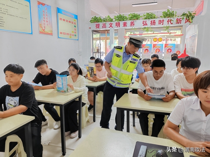8月21日，大荔公安交警結合暑期“學車熱”，走進鴻運駕校開展交通安全宣傳活動。