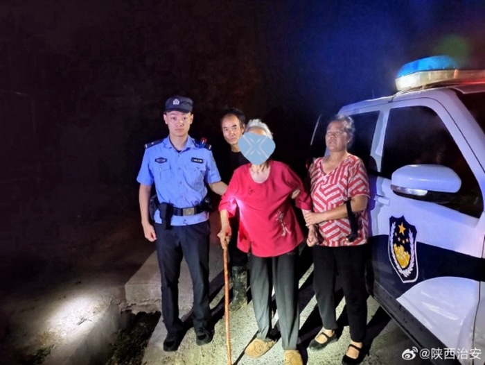 富平公安救助迷途老人。