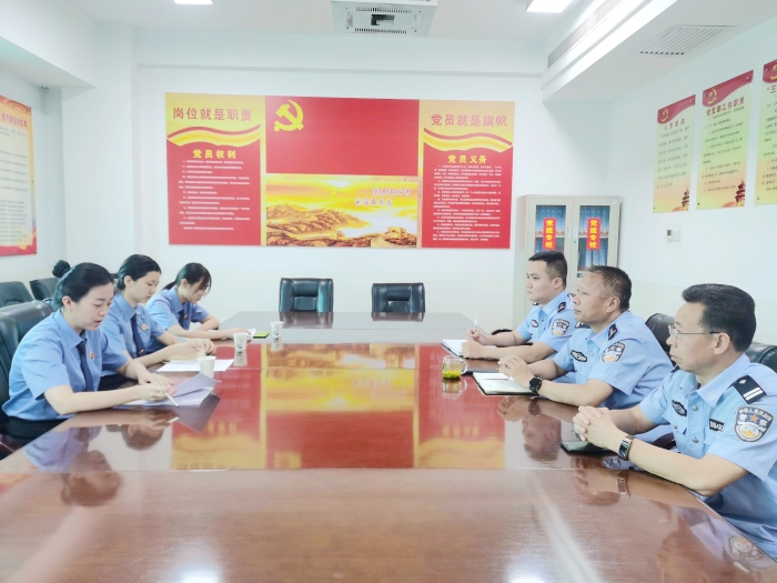 临渭区检察院联合公安临渭分局组织召开强化（宾）旅馆业监管座谈会，并现场送达检察建议书。