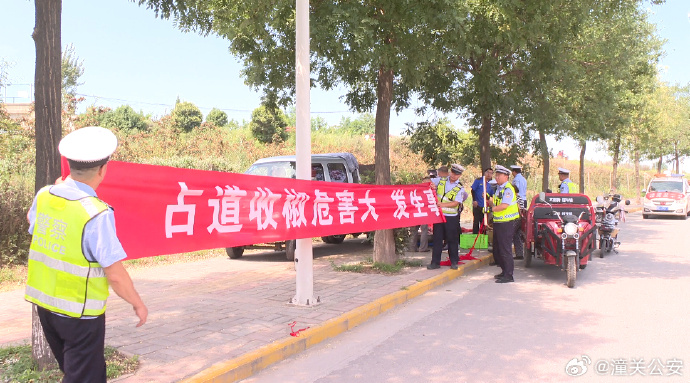 潼关交警加强花椒采摘季节交通安全宣传工作。