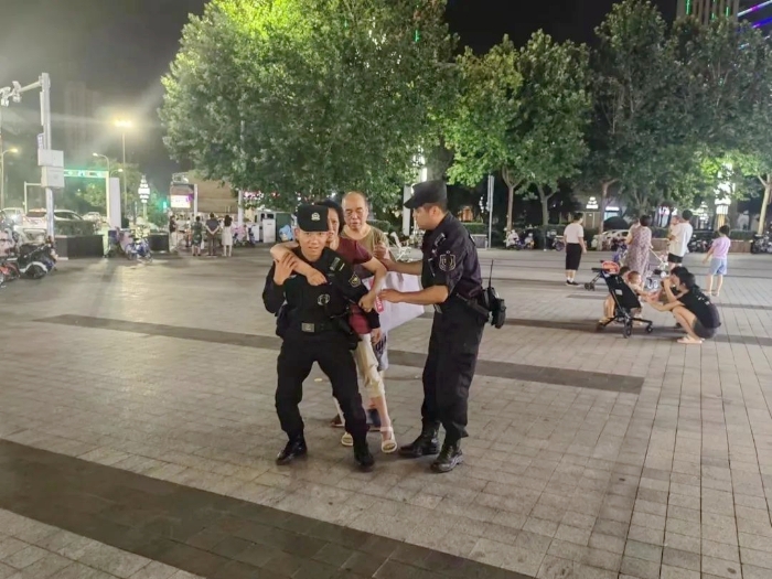 临渭公安暖心救助跌倒老人。