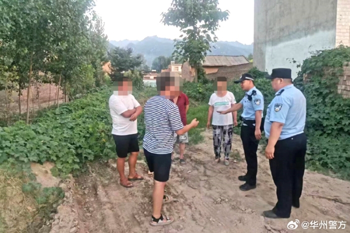 華州公安柳枝派出所組織民警深入轄區村組巷道開展預防電信詐騙普法宣傳活動。