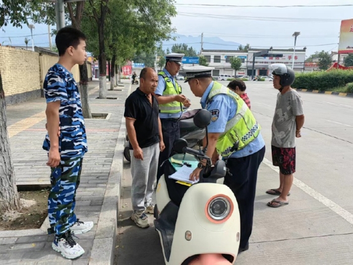 華州公安交警杏林中隊常態化開展“一盔一帶”專項整治行動。