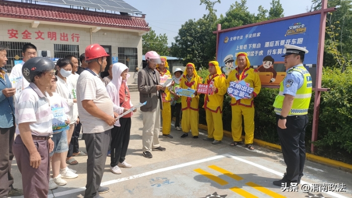 大荔公安交警聯合阿壽村鑼鼓隊在羌白鎮布頭村開展交通安全宣傳。
