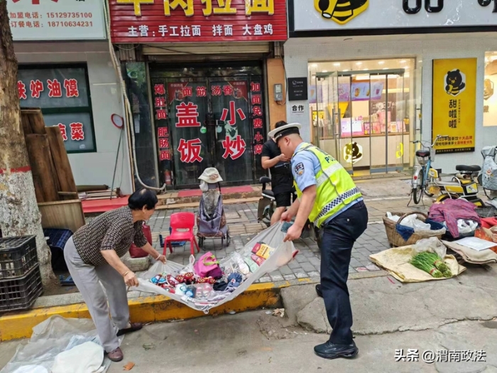 高新交警大隊聯合城市管理執法局重拳整治占道經營亂象。