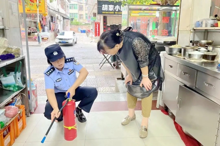 华州公安华州派出所开展“九小场所”消防安全隐患排查整治工作。