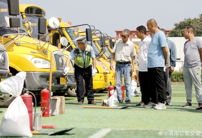临渭交警开展校车大检查.