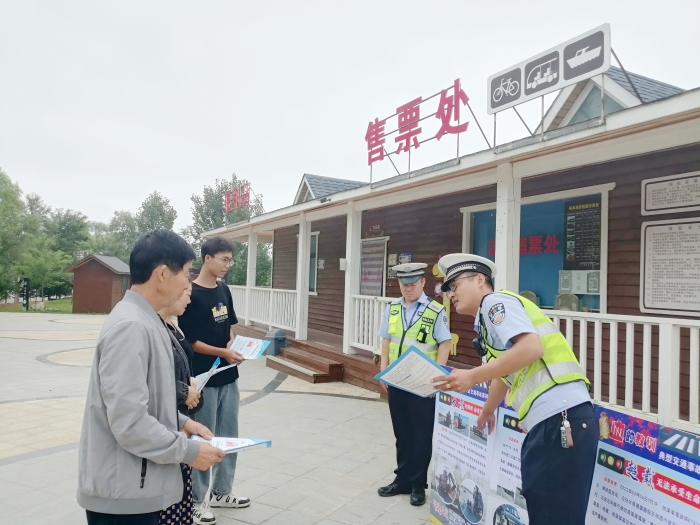 白水交警走进辖区林皋湖景区开展“美丽乡村行”宣讲活动。