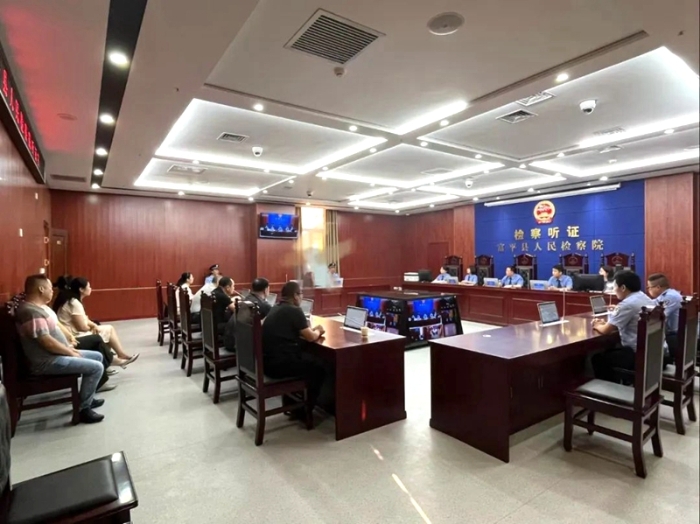 8月24日，富平县人民检察院对13起普通刑事案件进行公开听证。