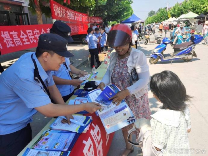 富平公安到賢派出所利用集會人員密集的特點組織民警開展反電詐宣傳活動。