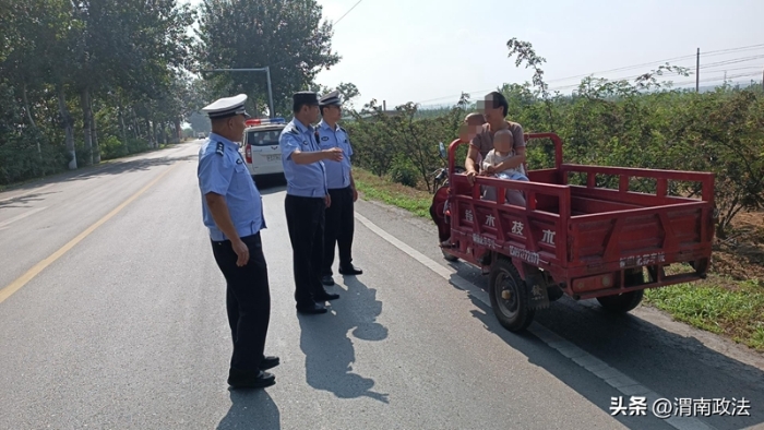 韓城公安交警開展三輪車違法載人整治宣傳活動。