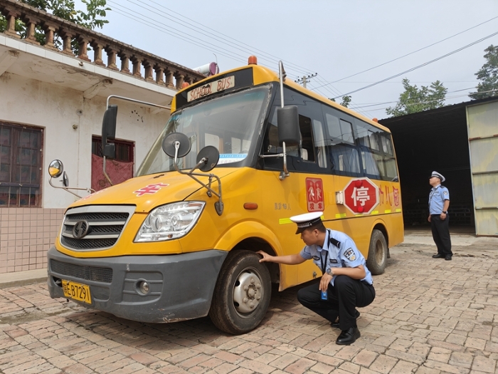 白水縣公安局交通管理大隊車輛管理所深入轄區檢查校車安全情況。