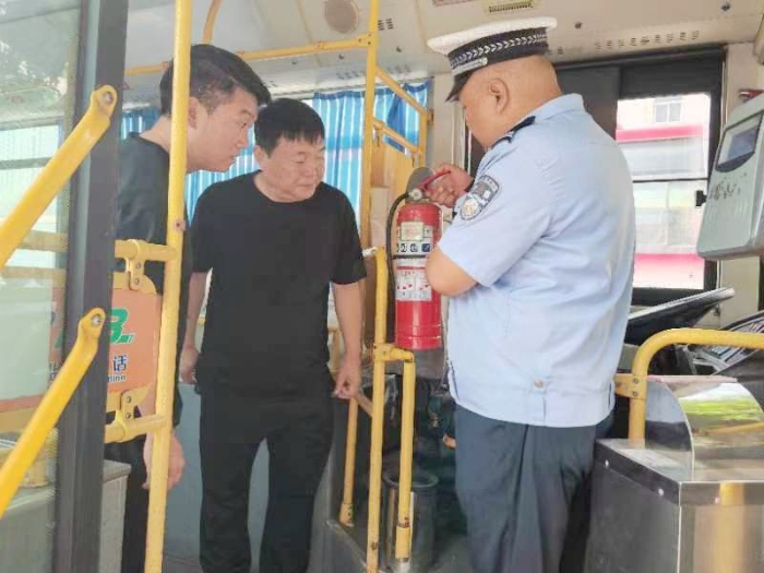 韩城公安交警走进客运企业开展交通安全宣传。