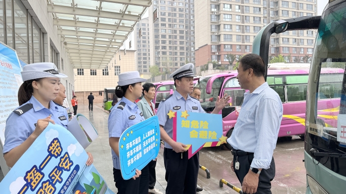 合阳县交警大队走进辖区渭运集团合阳分公司开展客运交通安全宣传警示教育活动。