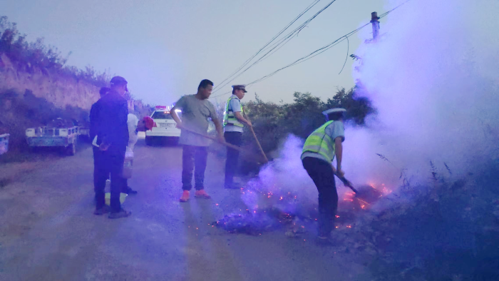 白水民警妥善处置一起道路附近荒草地起火的突发火情。