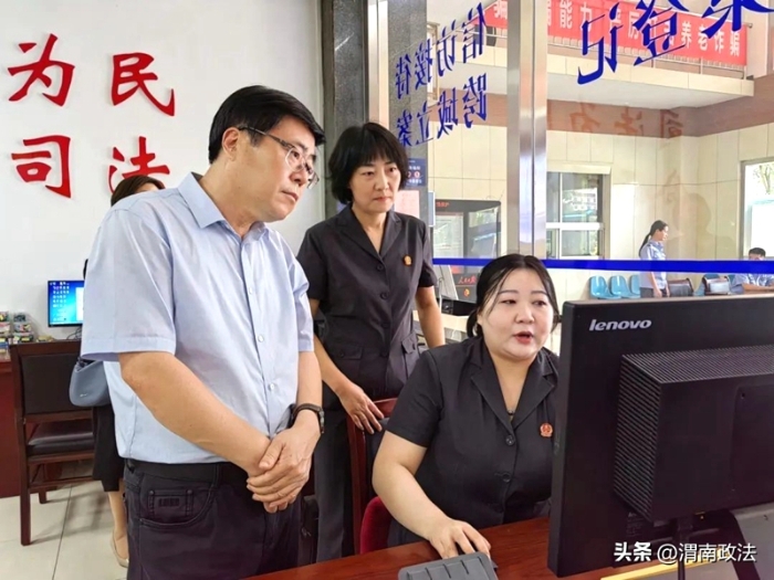 8月22日、23日，渭南中院党组书记、院长贺世辉带队深入华州法院督导调研。