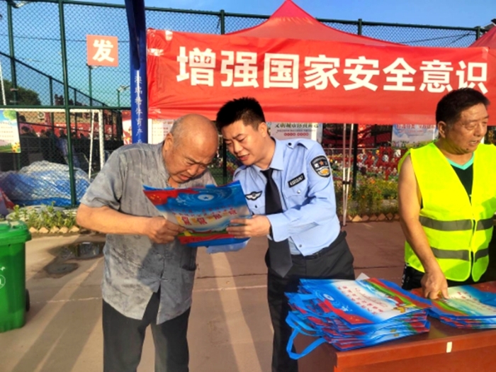 临渭区司法局孝义司法所在孝丰村村部开展普法宣传活动。
