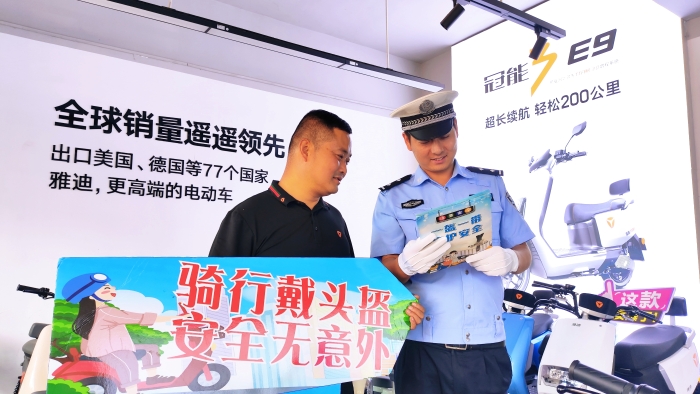蒲城公安交警走进电动车行开展“戴头盔  安全行”交通安全宣传活动.