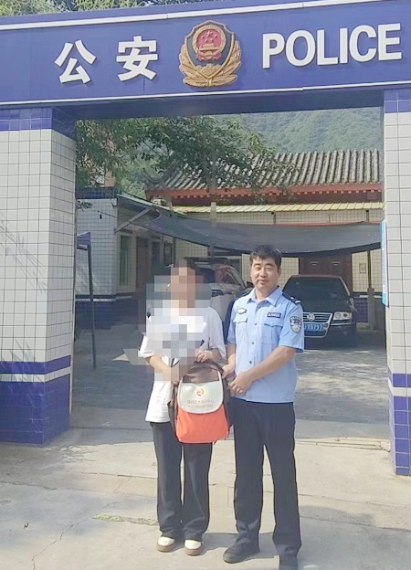 华阴公安帮助游客找回丢失背包。