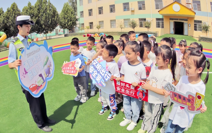 大荔公安交警走进幼儿园“讲安全”。