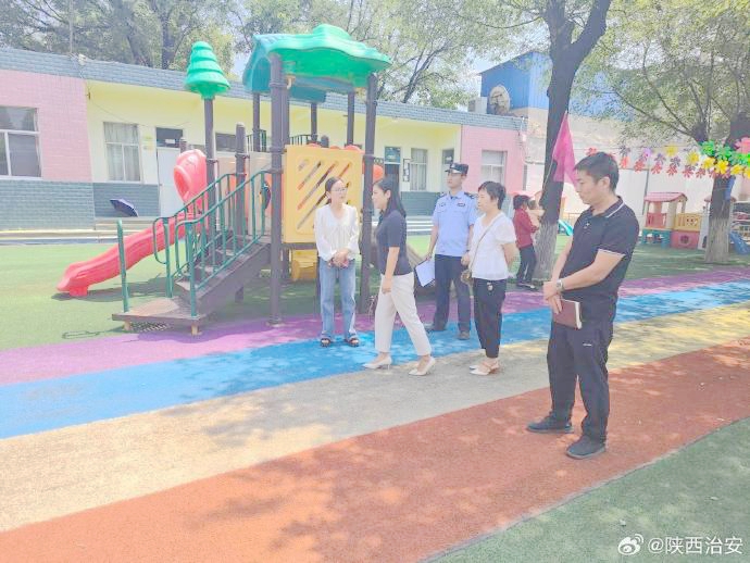 富平宫里派出所组织警力深入辖区学校及周边开展安全检查。