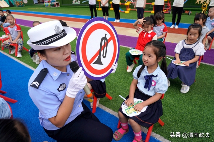 华州公安交警大队组织民警走进辖区毓秀幼儿园开展“开学第一课”交通安全宣传活动
