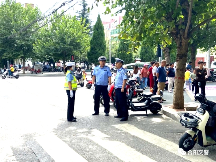 合阳公安交警联合教育部门调研校园周边道路交通安全管理工作。