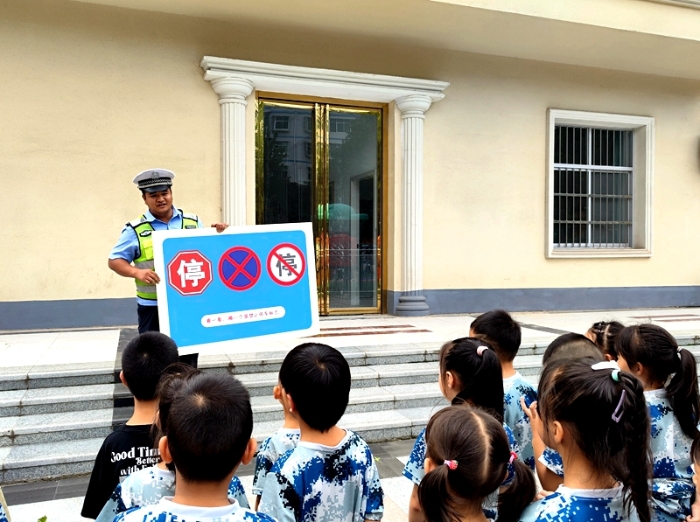 高新交警大队走进辖区博雅幼儿园开展“开学第一课”主题宣传活动。.webp