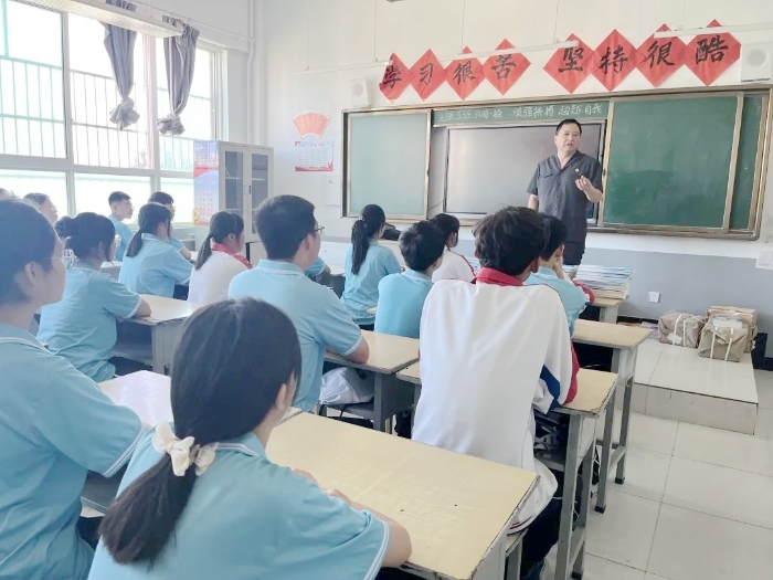 华阴法院走进学校开展“法治宣传进校园  谱写青春成长日记”主题宣传活动。