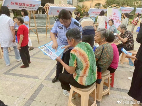 韩城公安进社区开展防电信诈骗知识宣传活动。