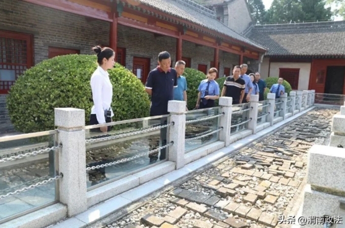 实地回访查看渭华起义旧址内砖铺字标语案件整改情况。