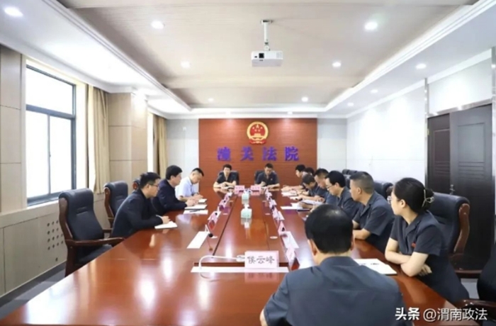 潼关县委常委、政法委书记赵亮调研指导法院工作。