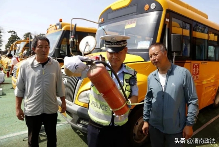 连日来，市公安局交警支队临渭大队对辖区校车进行全面“体检”，并开展校园周边道路交通安全大排查，全力护航孩子的平安上学路。