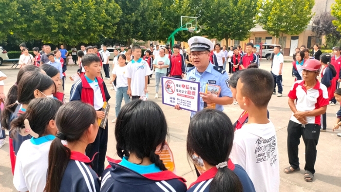 大荔公安交警开展交通安全进校园活动。