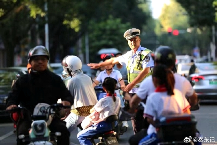 潼关交警坚守在“护学”一线。