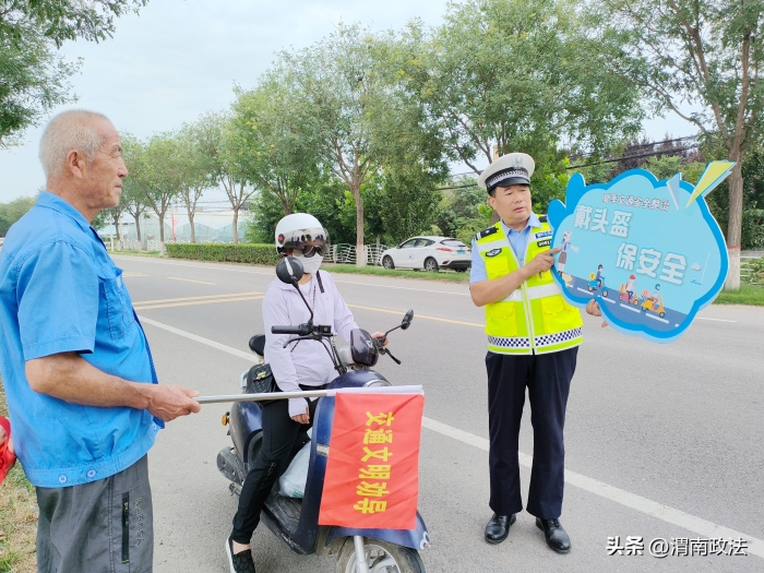 大荔公安交警联合志愿者开展文明交通劝导活动.