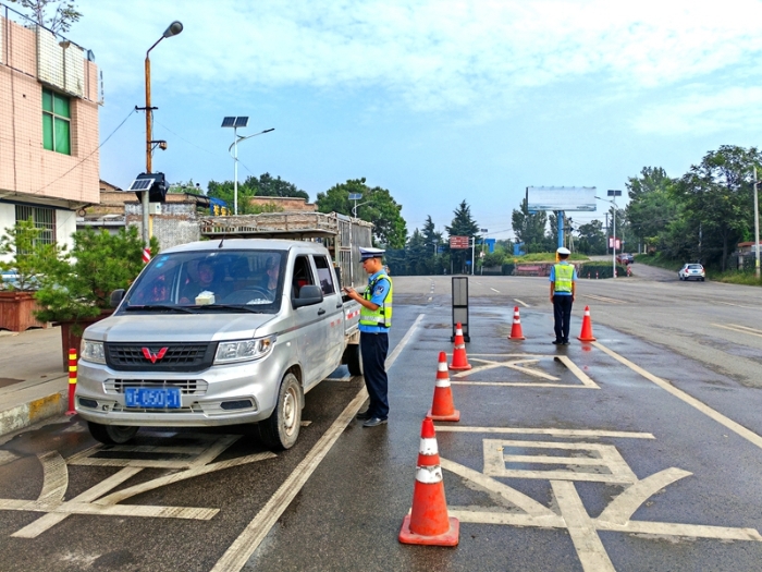 白水公安交警开展货车“亮牌”整治行动。