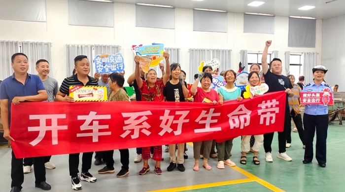 大荔公安交警深入荔盛农业开展交通安全宣传。