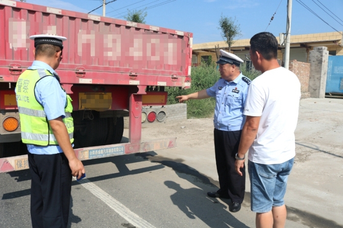 高新交警大队开展大货车“亮牌”整治行动统一行动。