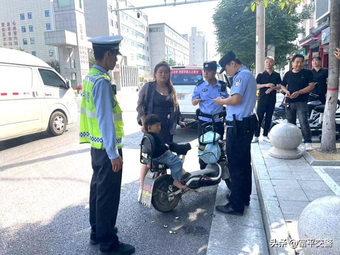 富平警民携手，帮走失孩童找到家人。