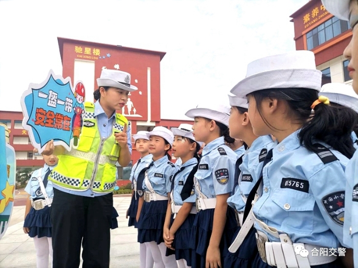 9月5日，合阳县公安局交警大队走进辖区天合园小学开展交通安全“开学第一课”。