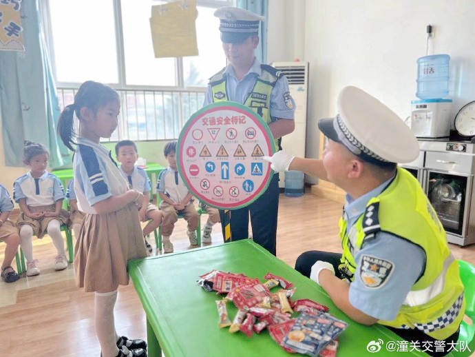 潼关交警走进幼儿园开展以“交通安全第一课”为主题的安全教育活动。