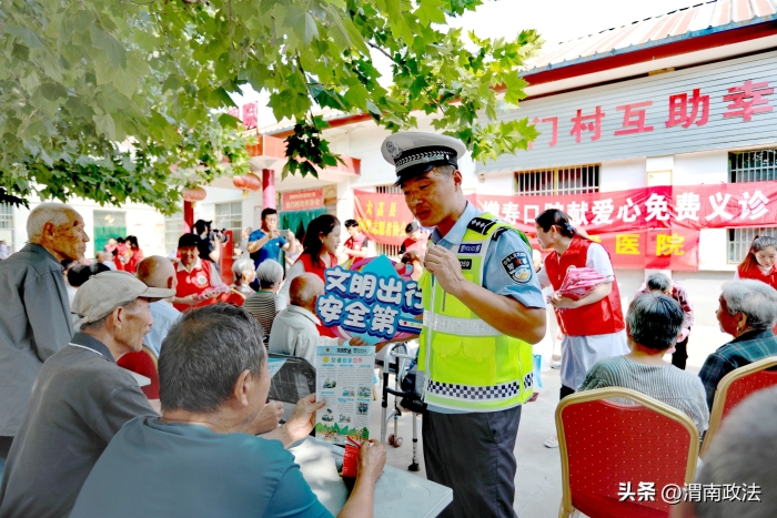 大荔交警对留守老人们开展“交通+反诈”联动宣传。
