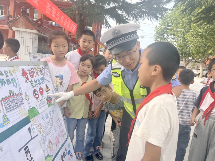 白水交警开展“交规伴童心 平安伴童行”交通安全进校园主题活动.