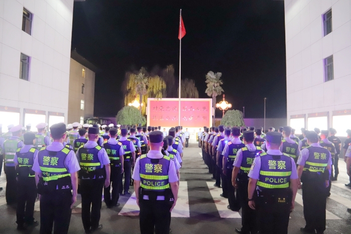 华州公安举行夏夜治安巡查宣防第三次集中统一行动启动仪式。