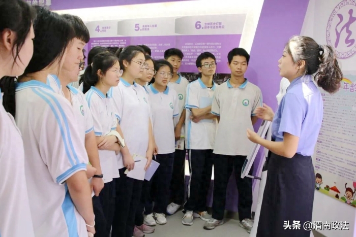 大荔县城郊中学40余名师生走进大荔县人民检察院开展法治教学之旅。