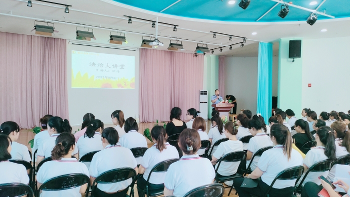 蒲城县公安局尧山派出所组织民警深入第三幼儿园开展反电信诈骗宣传教育.