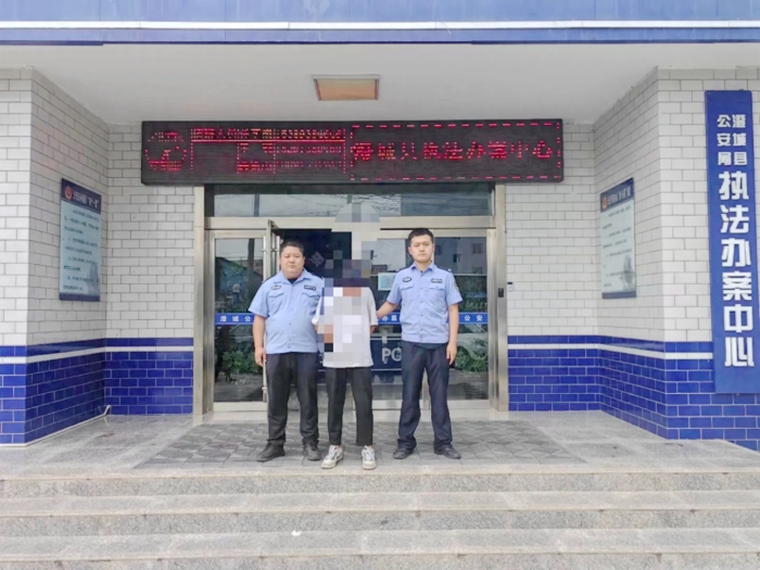 澄城公安破获一起“拉车门”盗窃车内财物案。.webp